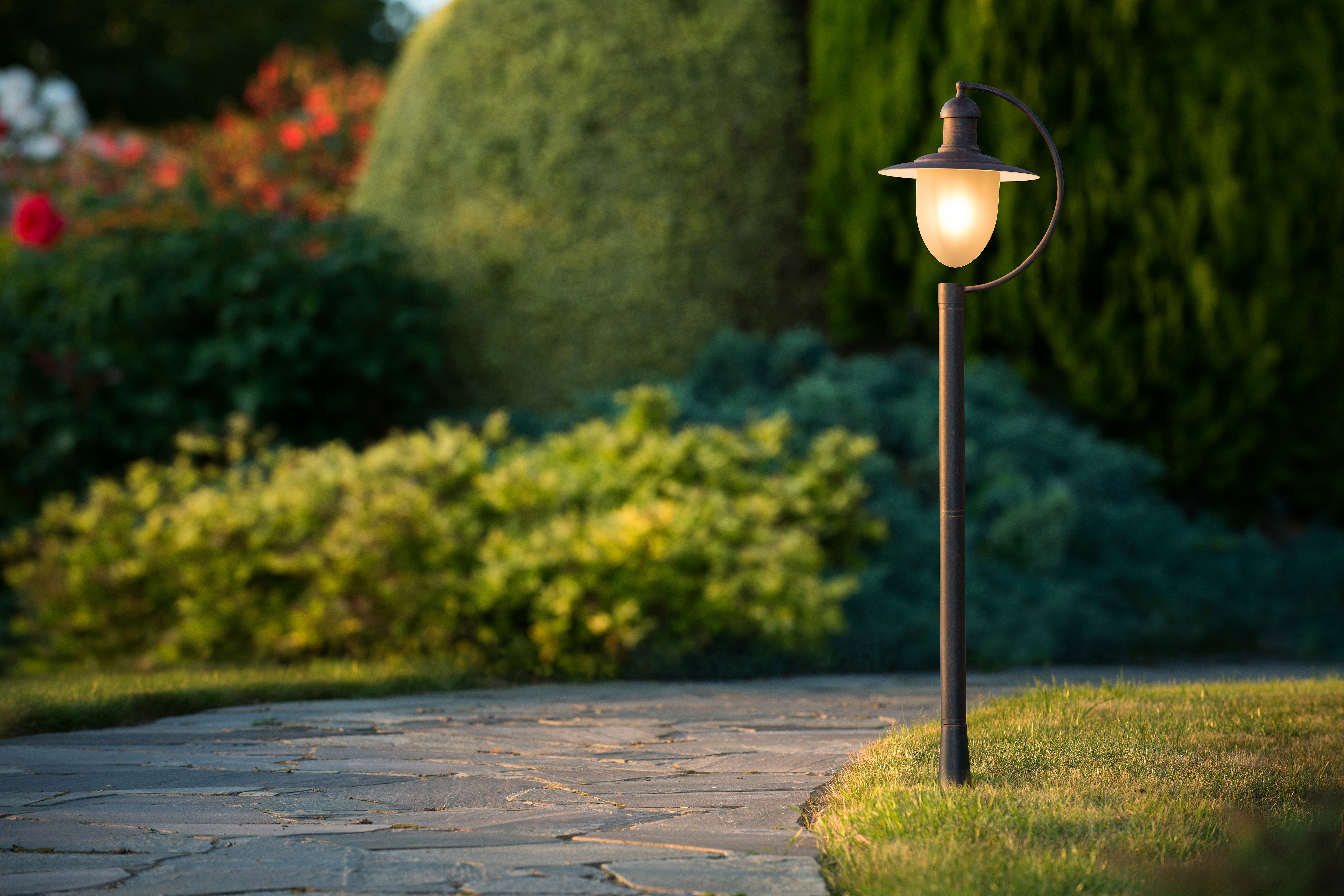 sidewalk lamp post